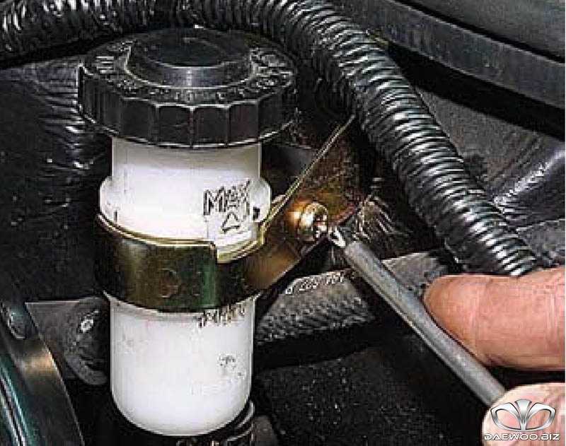 Удаление воздуха из тормозного гидравлического привода вручную