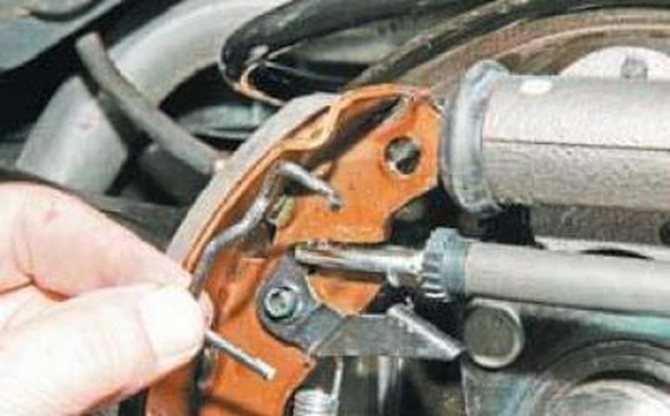 Замена тормозных колодок тормозного механизма заднего колеса део ланос