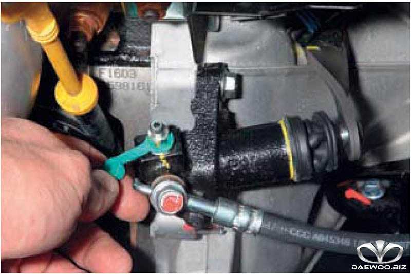 Chevrolet lanos: замена главного цилиндра привода выключения сцепления - трансмиссия - руководство по ремонту, обслуживанию, эксплуатации автомобиля chevrolet lanos