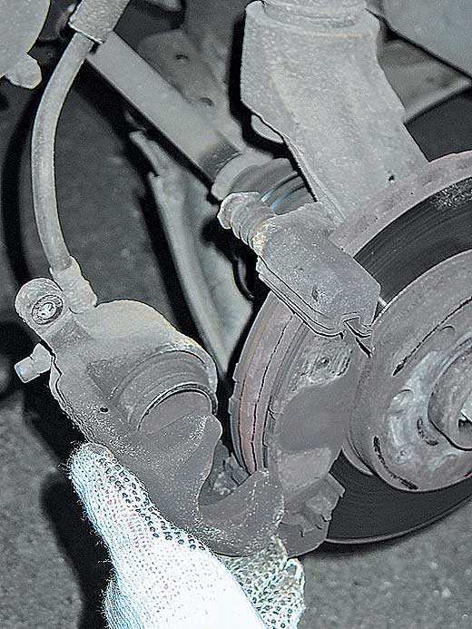 Замена тормозных колодок тормозного механизма переднего колеса daewoo - lanos