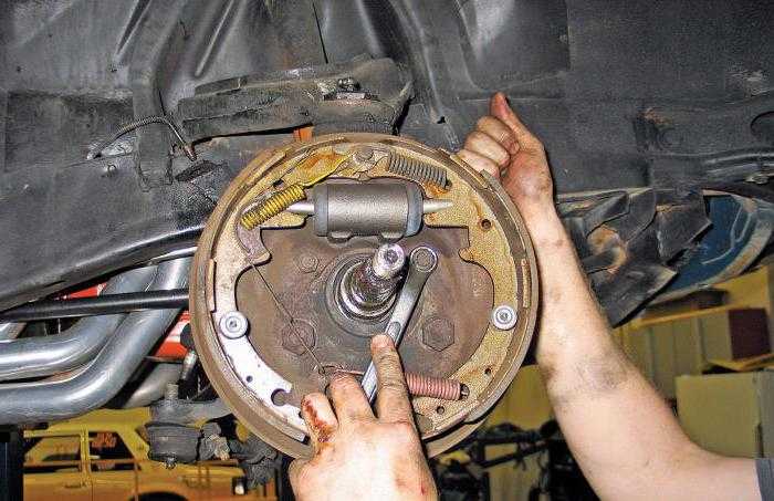 Chevrolet lanos: замена рабочего цилиндра тормозного механизма заднего колеса - тормозная система - руководство по ремонту, обслуживанию, эксплуатации автомобиля chevrolet lanos